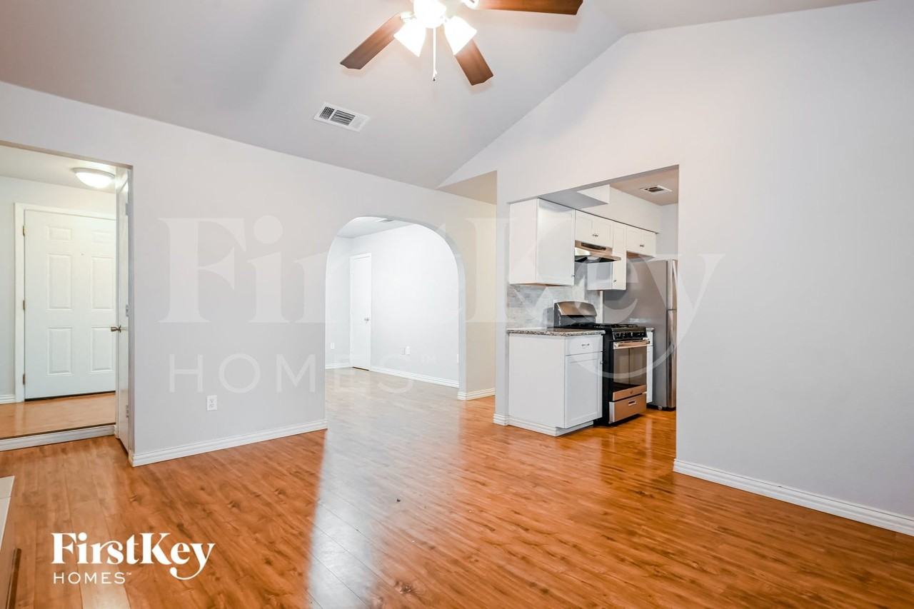 302 Shorewood Dr - Photo 4 of 16