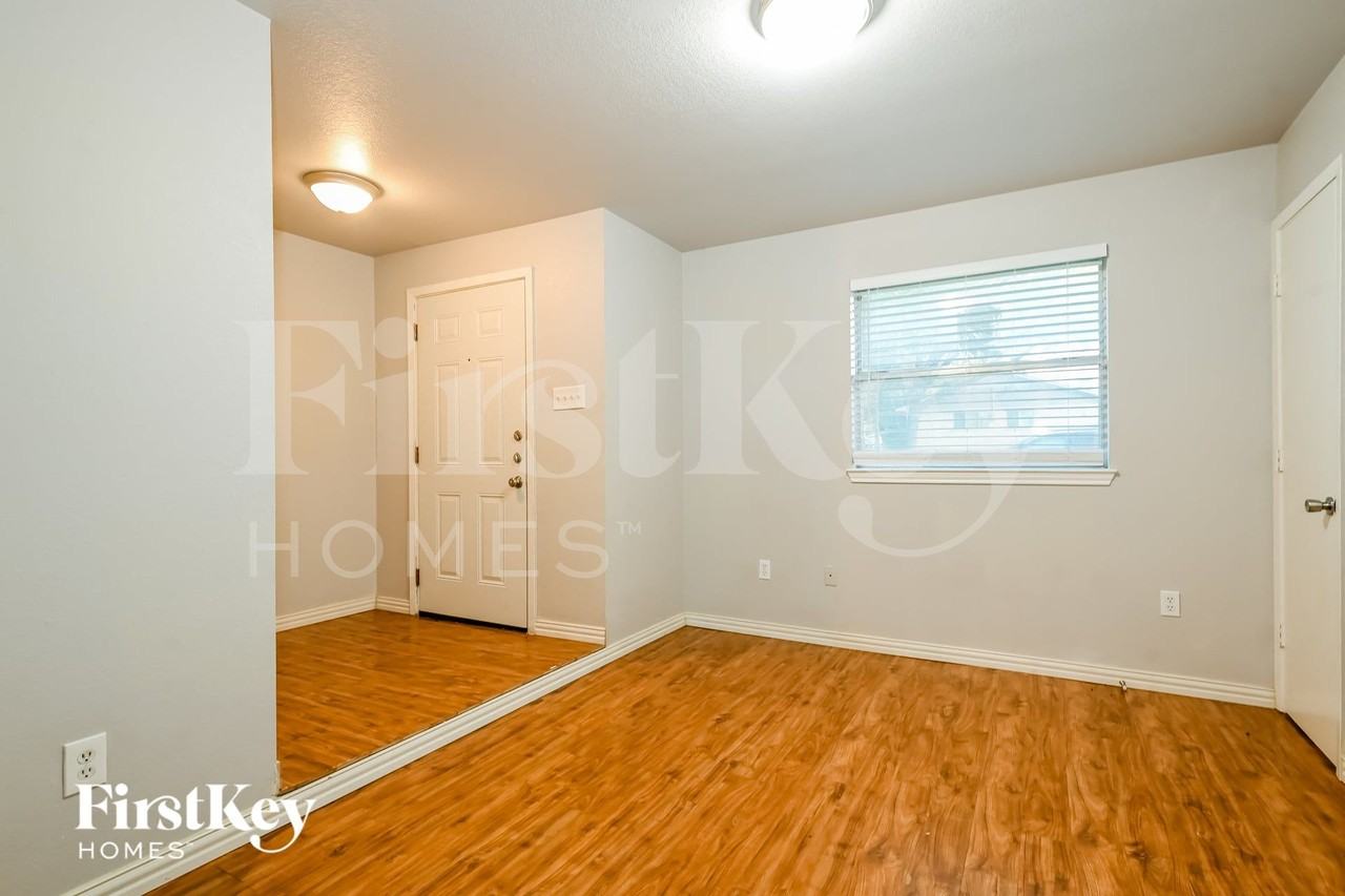 302 Shorewood Dr - Photo 5 of 16