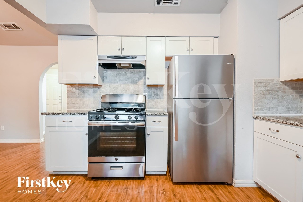 302 Shorewood Dr - Photo 6 of 16