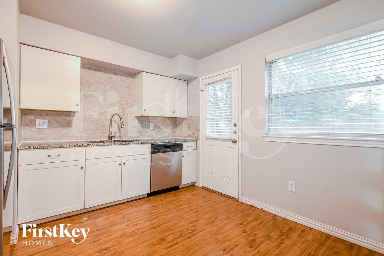 302 Shorewood Dr - Photo 7 of 16