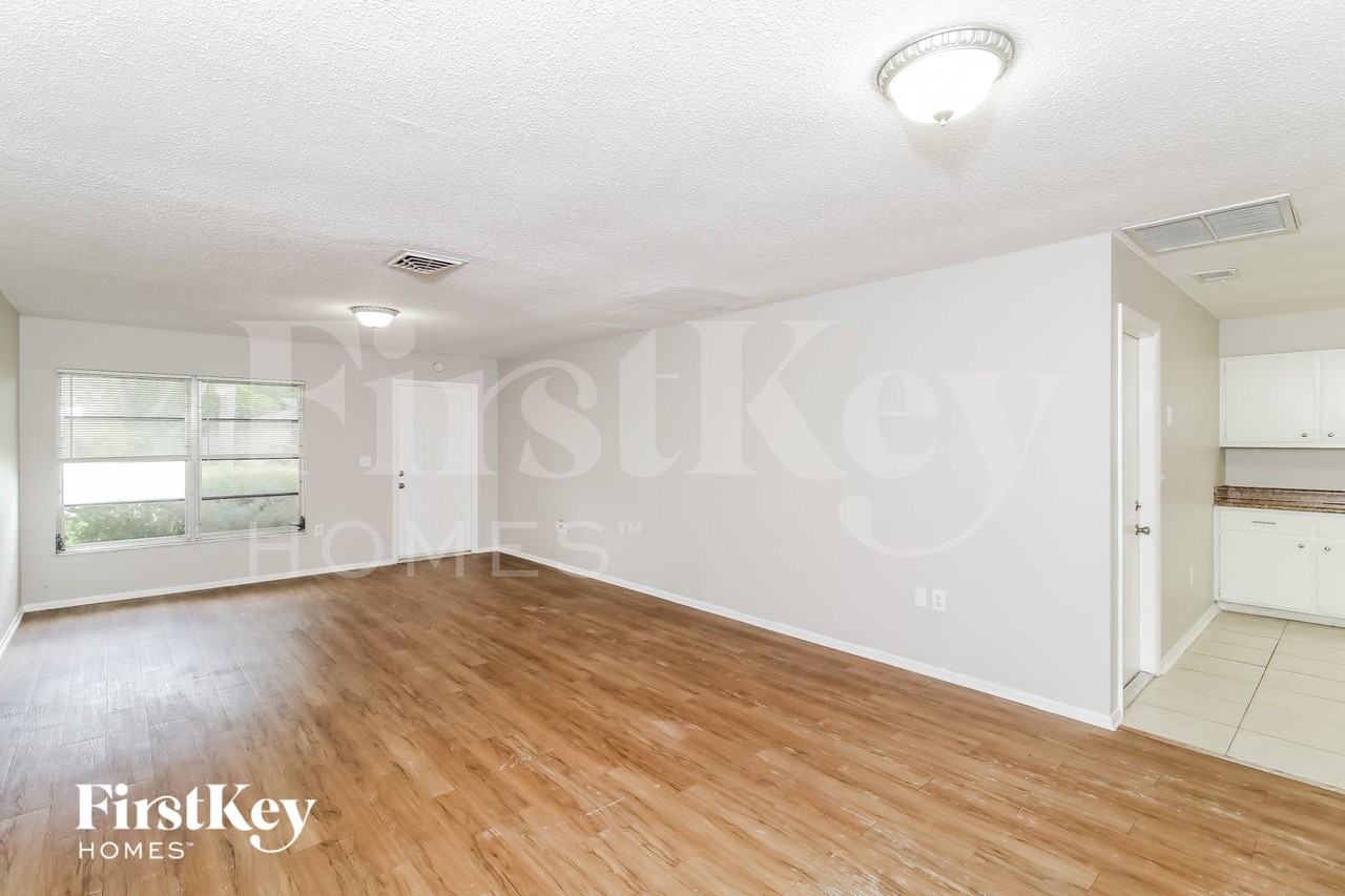 2435 Duke Ln - Photo 3 of 15