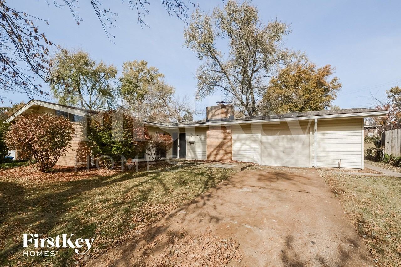 2405 Brook Dr - Photo 2 of 15