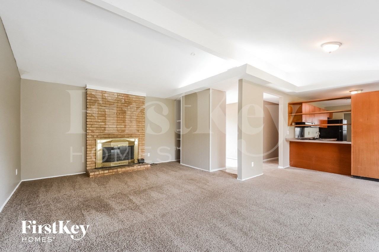 2405 Brook Dr - Photo 3 of 15