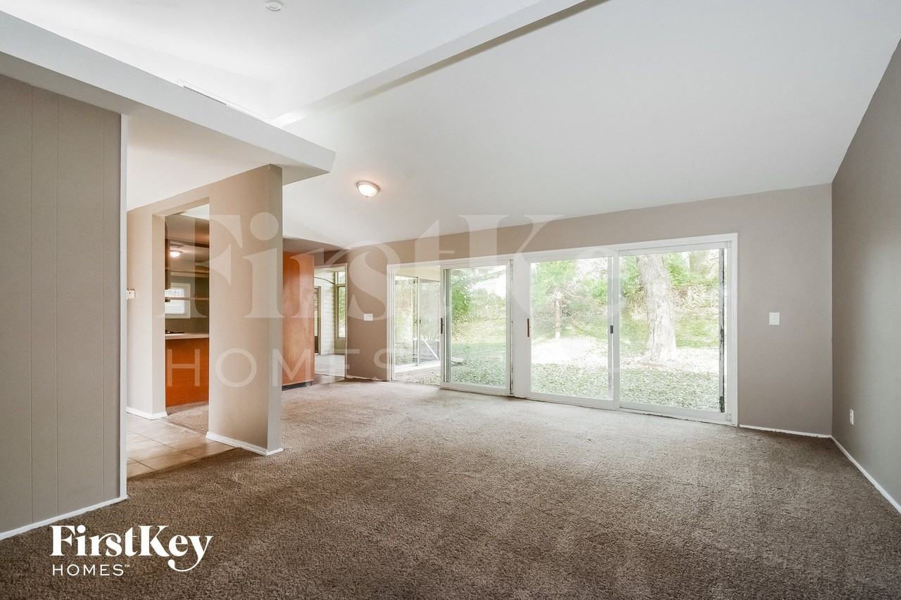 2405 Brook Dr - Photo 4 of 15