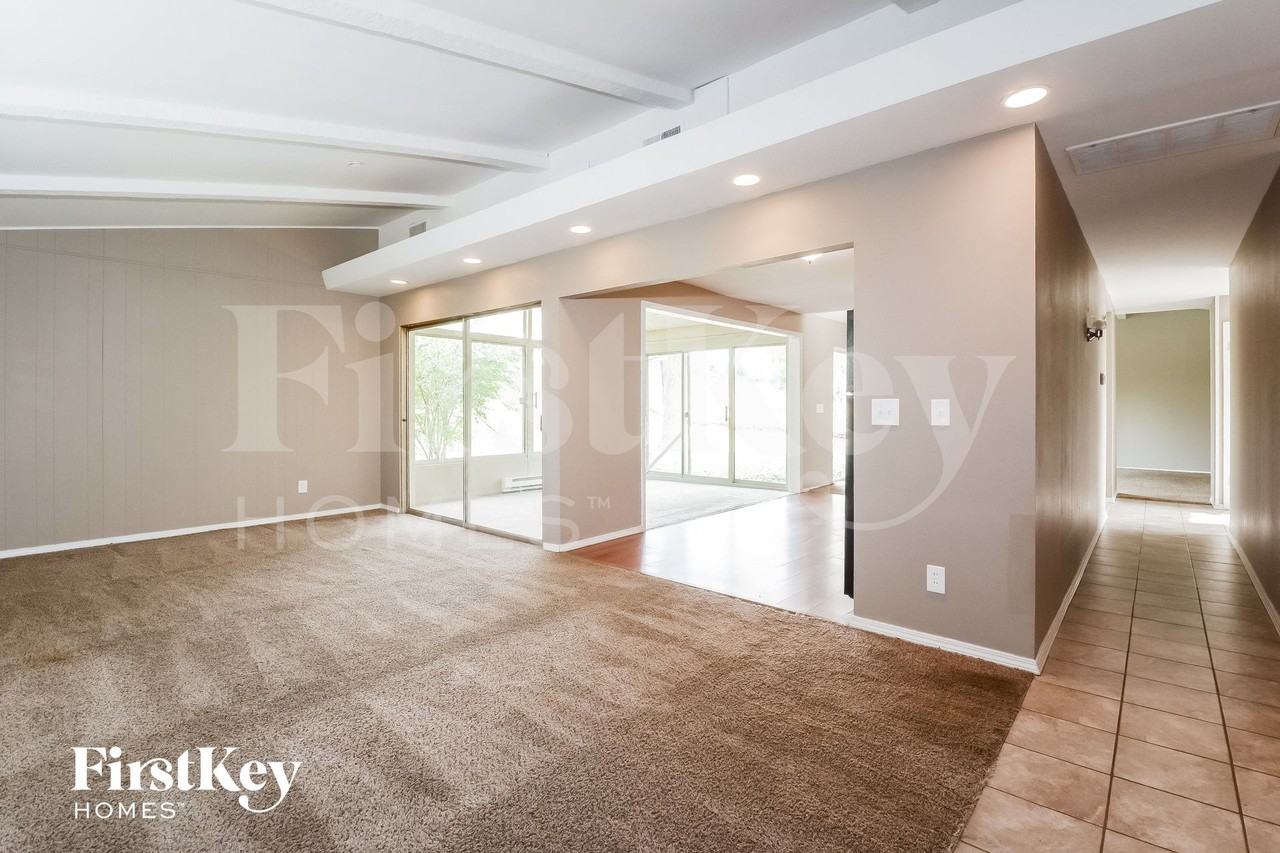 2405 Brook Dr - Photo 5 of 15