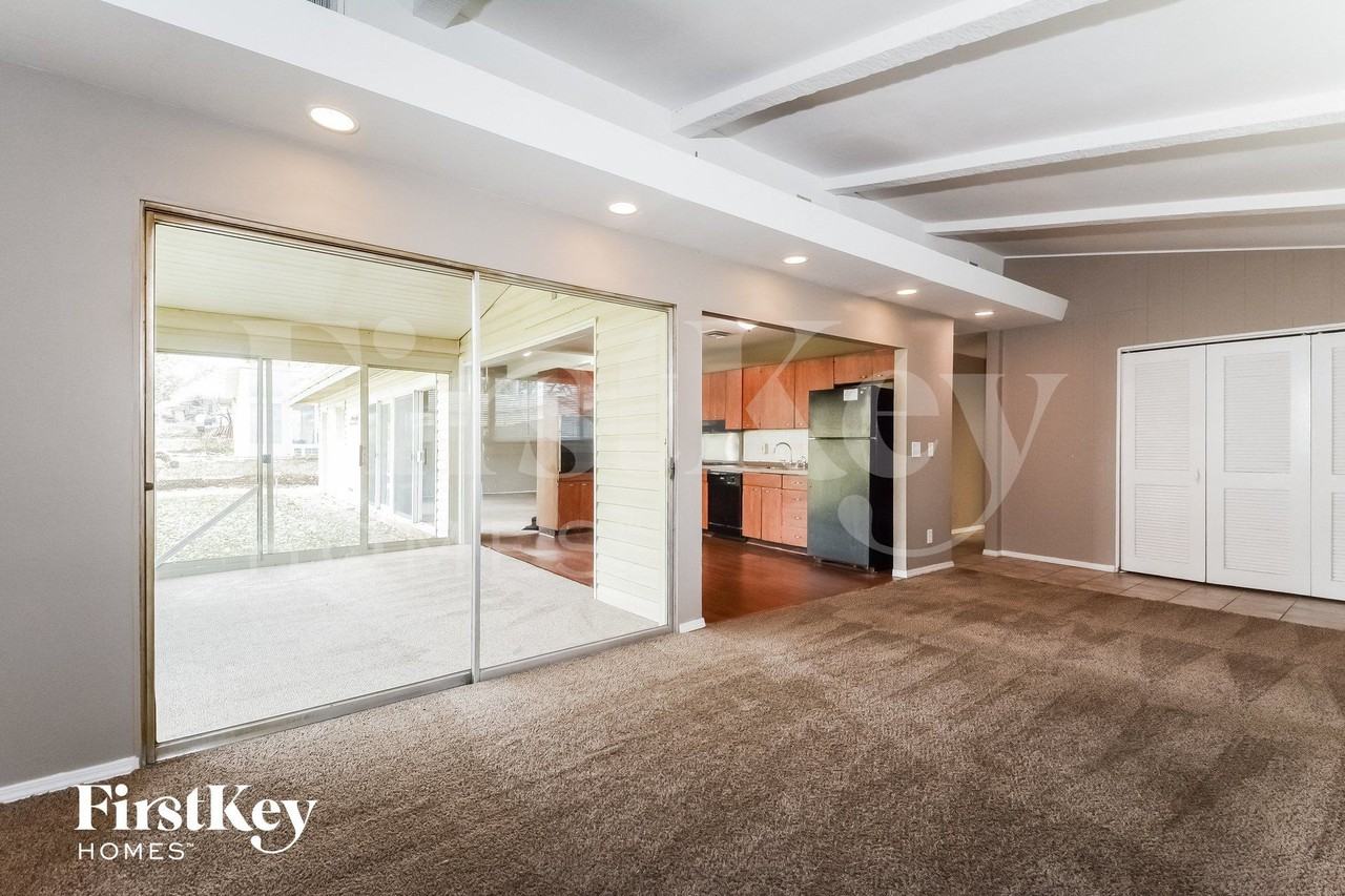 2405 Brook Dr - Photo 6 of 15