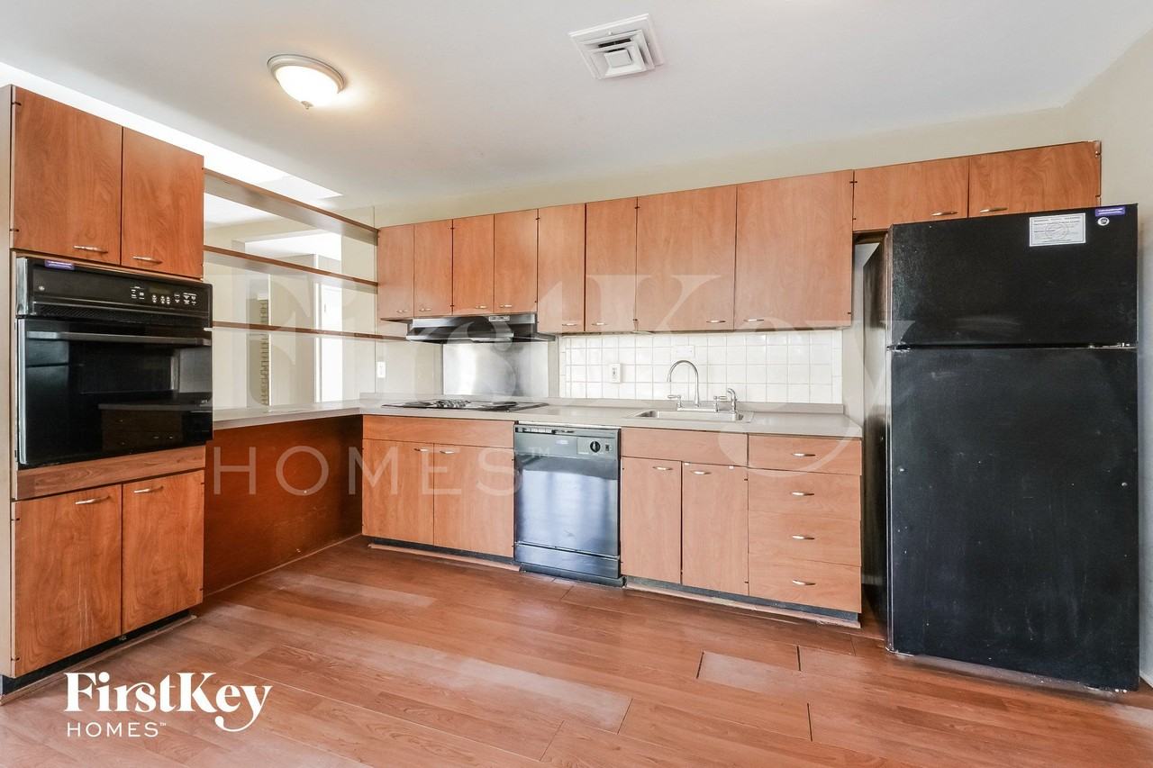 2405 Brook Dr - Photo 7 of 15