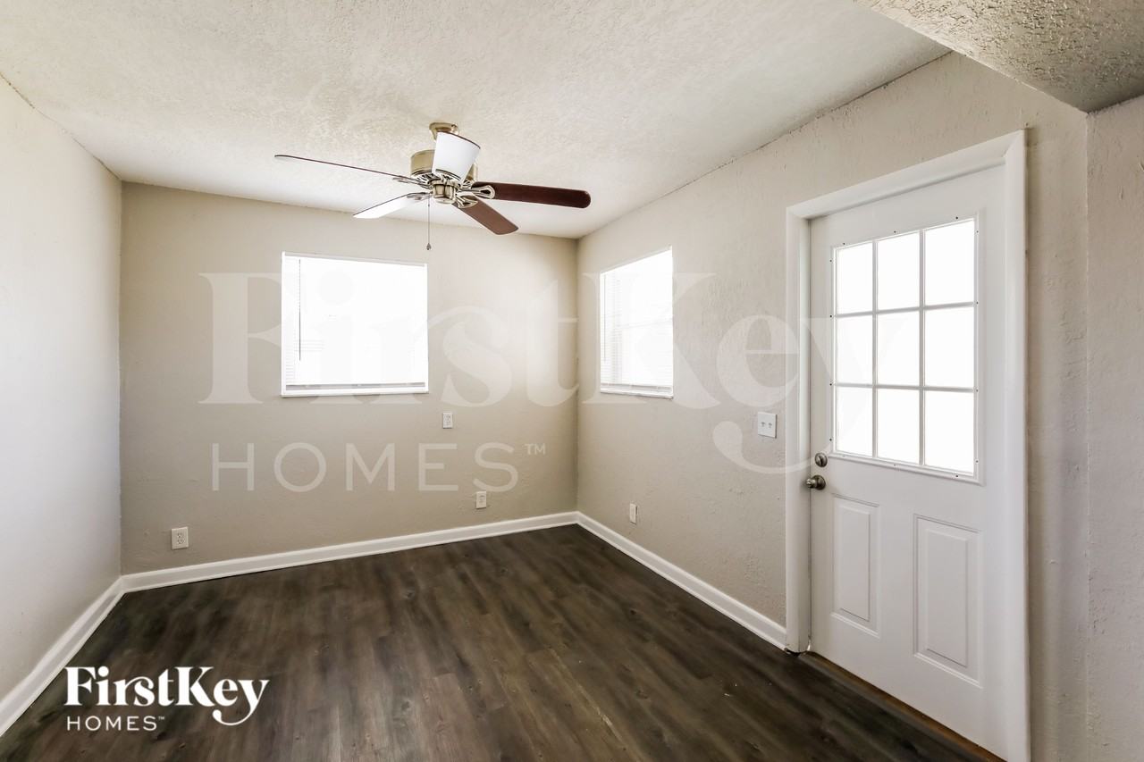 2330 N 67th Ave - Photo 3 of 17