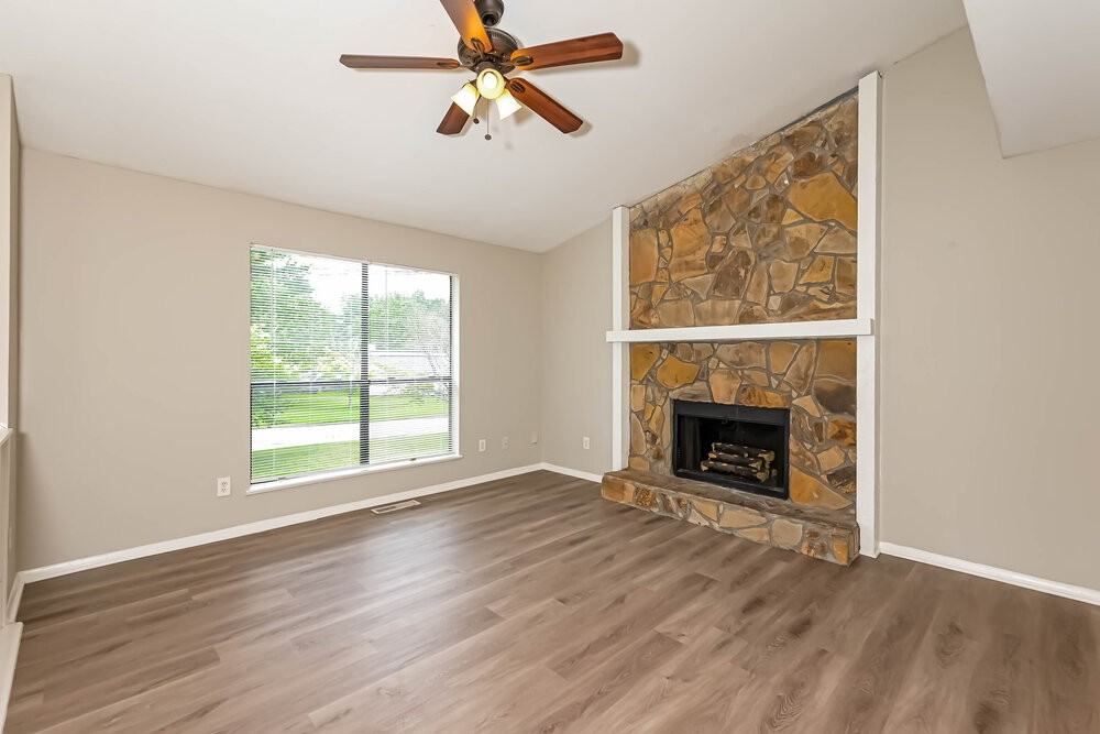 3592 Riverchase Dr - Photo 4 of 17