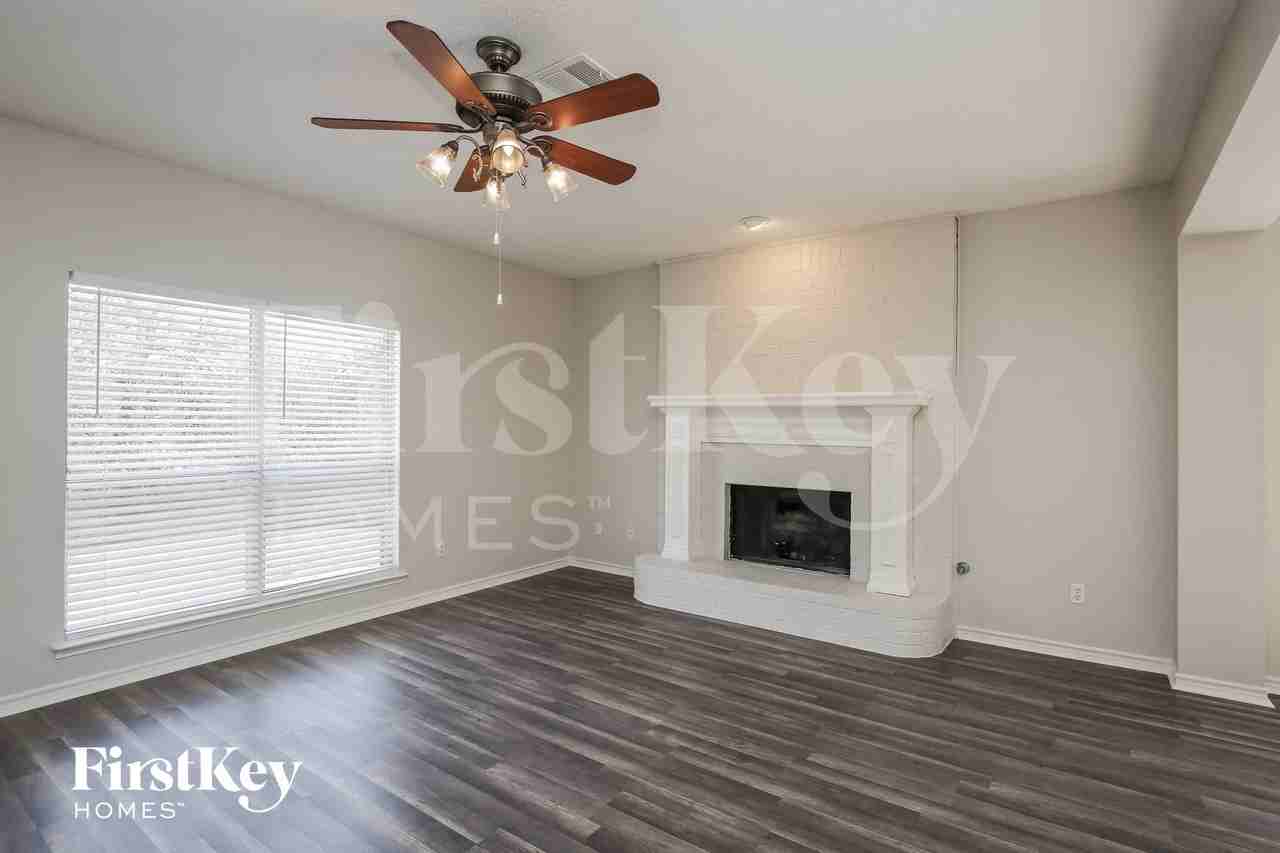 2124 Twin Creek Ln - Photo 2 of 16