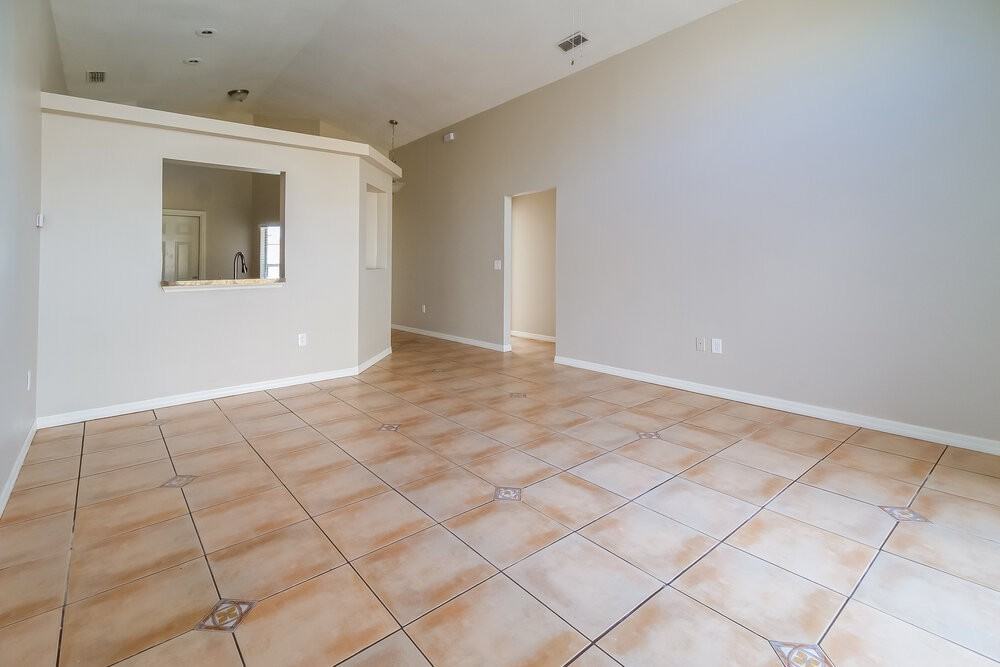 312 Riunite Cir - Photo 3 of 16