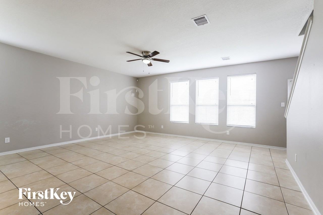 1826 Sun Point Ct - Photo 3 of 16
