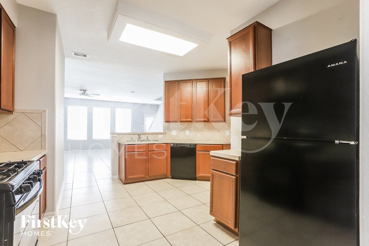 1826 Sun Point Ct - Photo 5 of 16