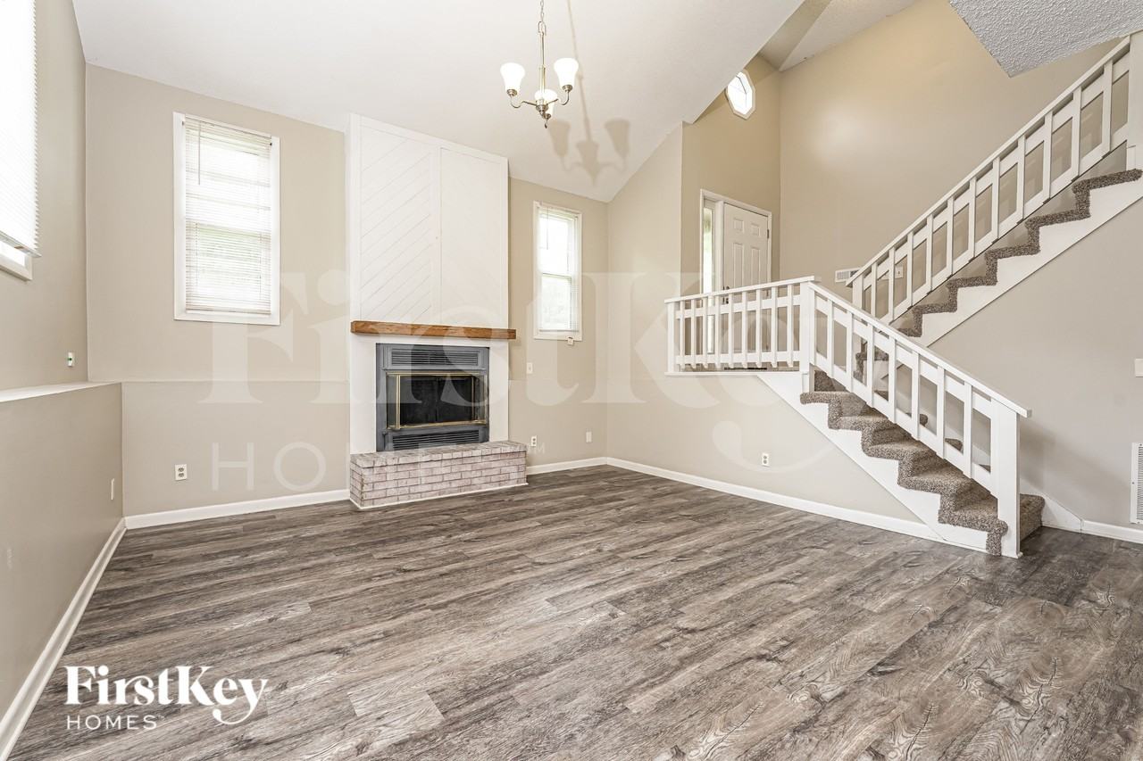 137 Carrisbrooke Ln - Photo 3 of 19