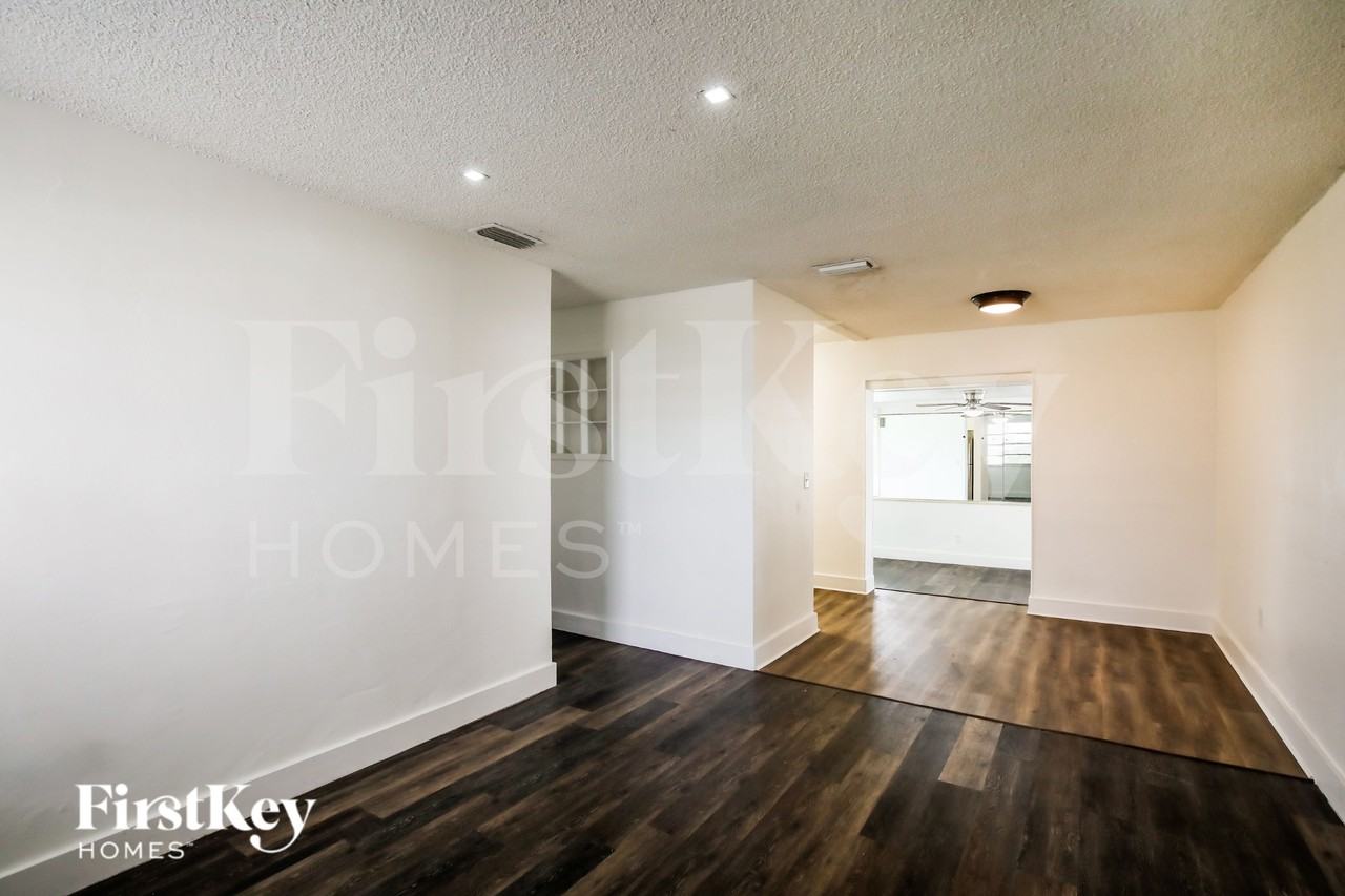 10020 Swstreet - Photo 4 of 19