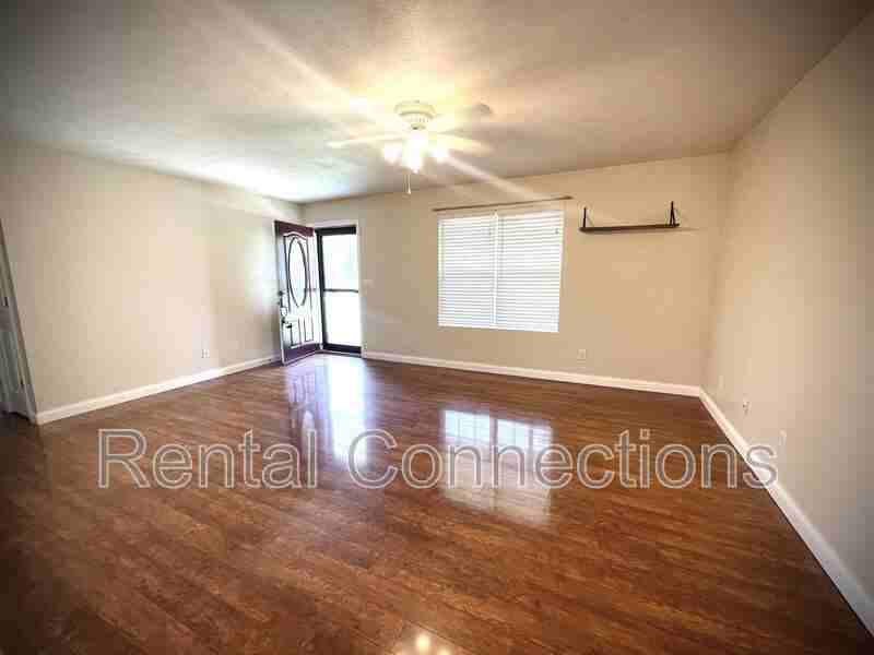 112 Stable Dr - Photo 2 of 12