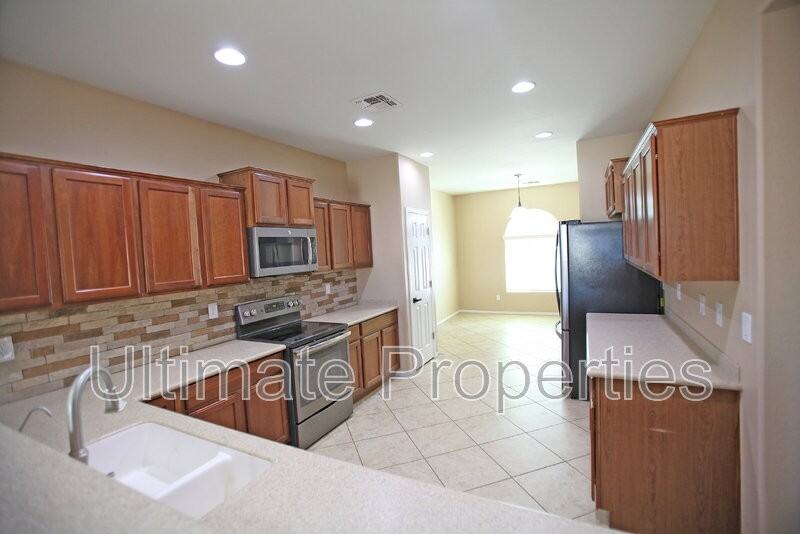 18028 W Golden Ln - Photo 5 of 24