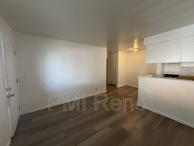 1015 Locust St #C - Photo 2 of 8