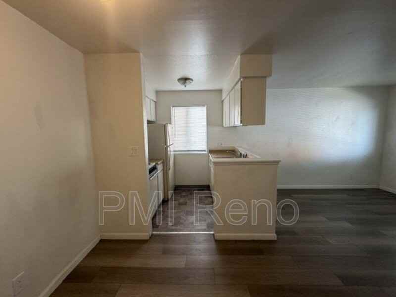 1015 Locust St #C - Photo 3 of 8