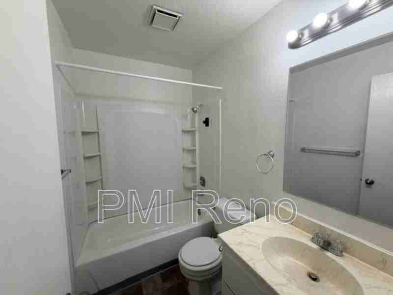1015 Locust St #C - Photo 4 of 8