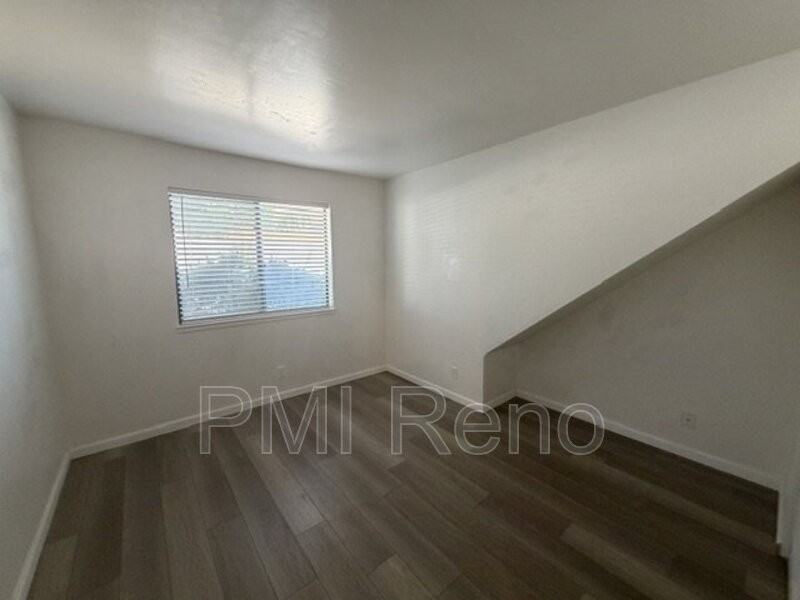 1015 Locust St #C - Photo 5 of 8