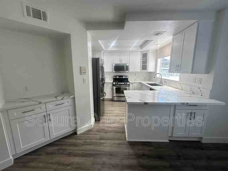 674 Warwick Ave - Photo 2 of 32
