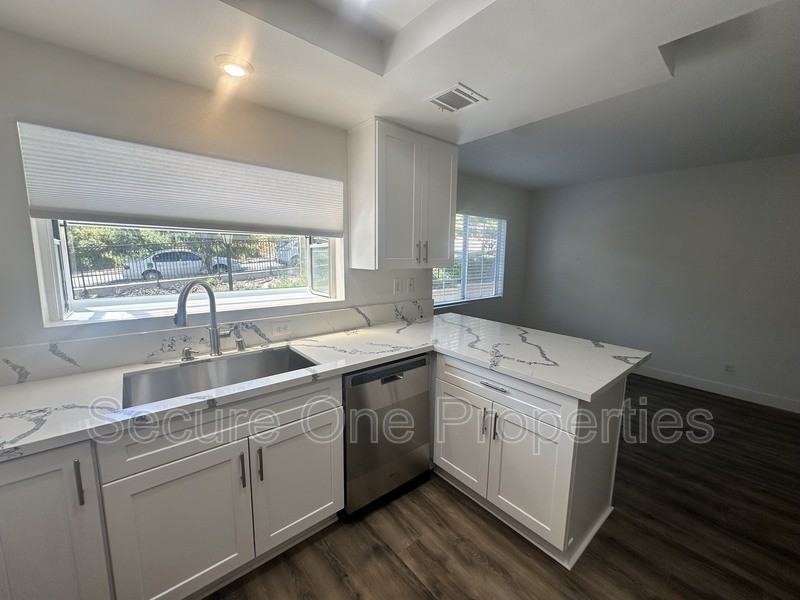674 Warwick Ave - Photo 4 of 32