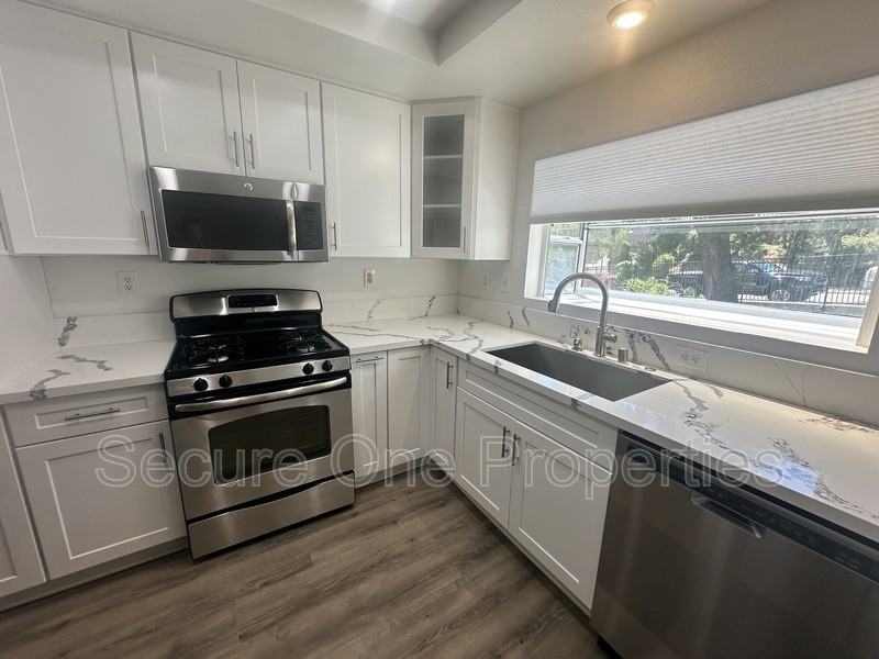 674 Warwick Ave - Photo 5 of 32