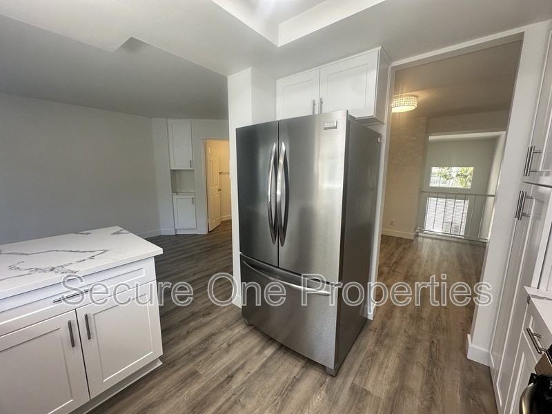 674 Warwick Ave - Photo 6 of 32