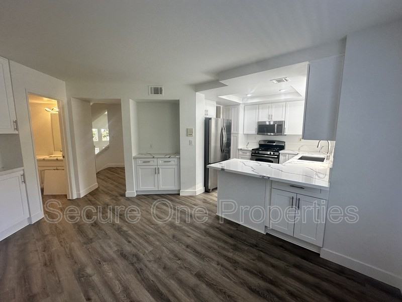 674 Warwick Ave - Photo 3 of 32