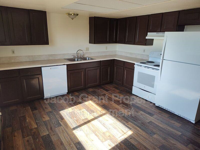 1380 E Poplar St #C - Photo 4 of 10