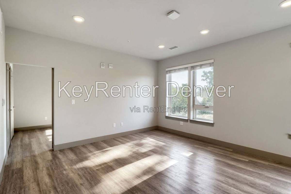 4923 King St #200 - Photo 3 of 10