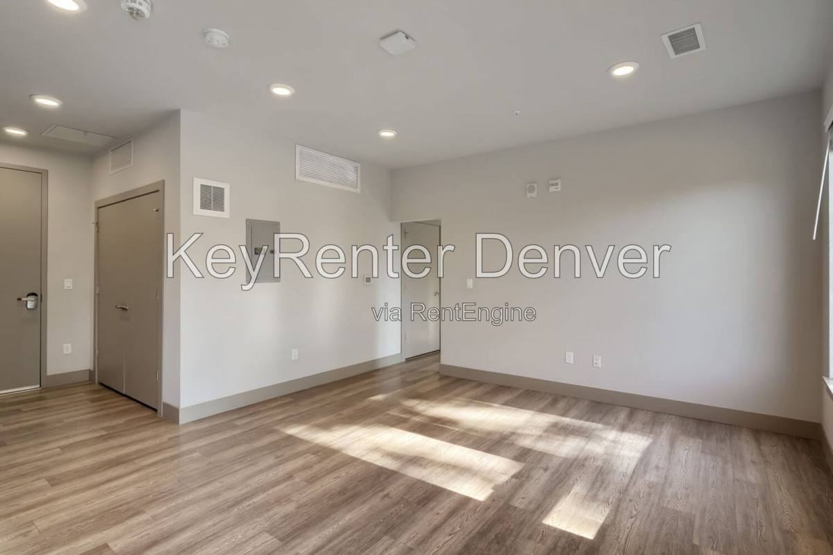 4923 King St #200 - Photo 4 of 10