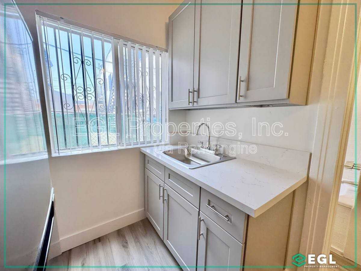 144 N New Hampshire Ave #3 - Photo 5 of 9