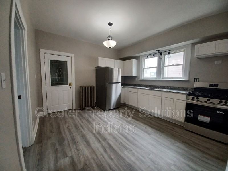 1719 Sheridan Avelower - Photo 3 of 6