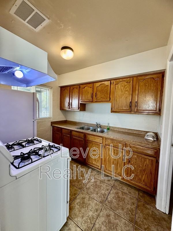 2304 E Monterey Vis #1 - Photo 3 of 12