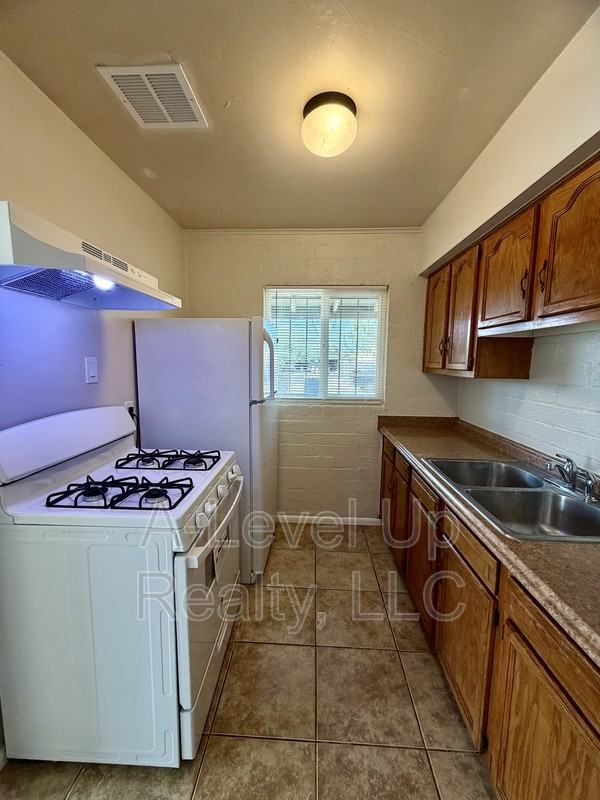 2304 E Monterey Vis #1 - Photo 4 of 12