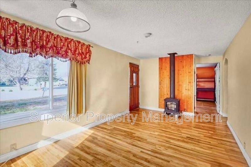 317 Lake Pl - Photo 4 of 20
