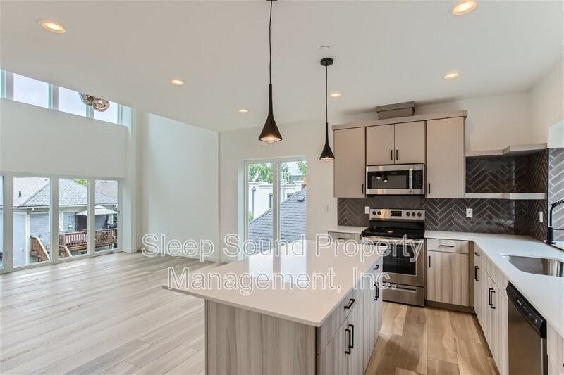 2135 Se 12th Ave - Photo 2 of 27