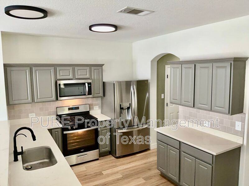 1405 Summercrest Blvd - Photo 6 of 32