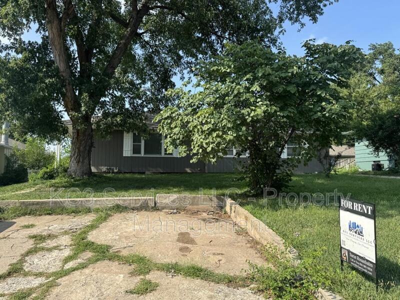 5938 E 136th St - Photo 2 of 14