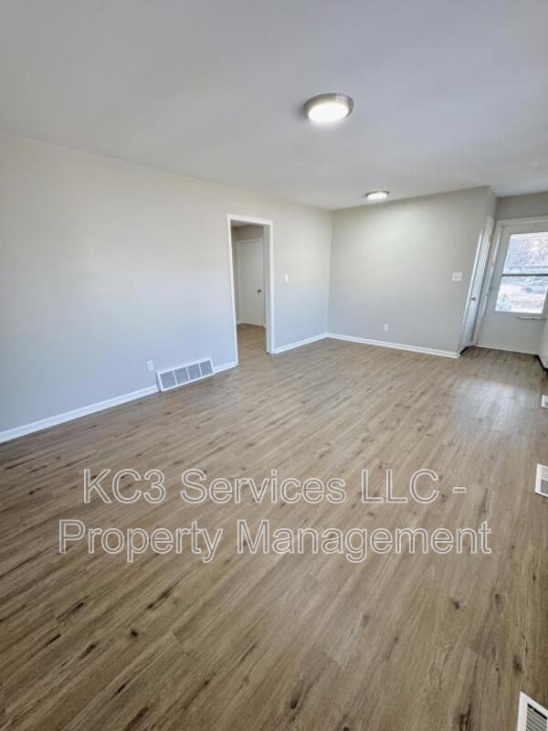 5938 E 136th St - Photo 5 of 14