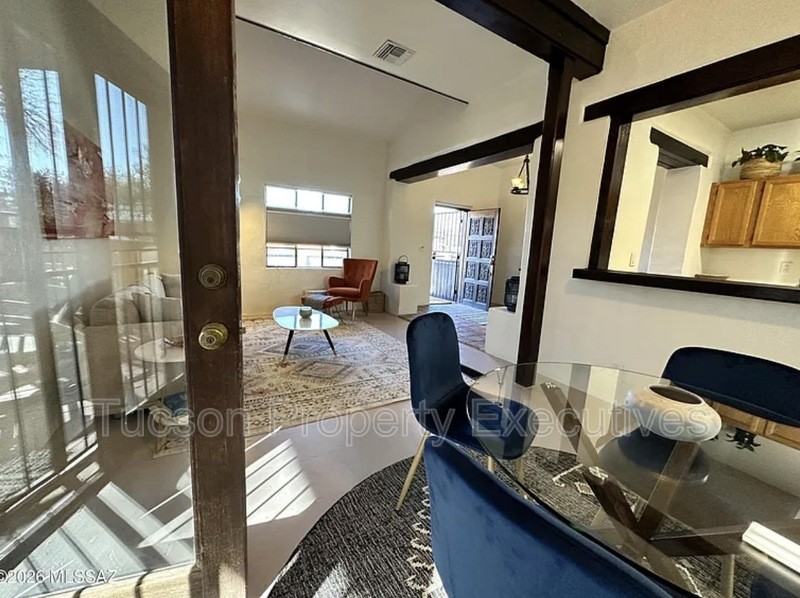 570 S Main Ave - Photo 3 of 11