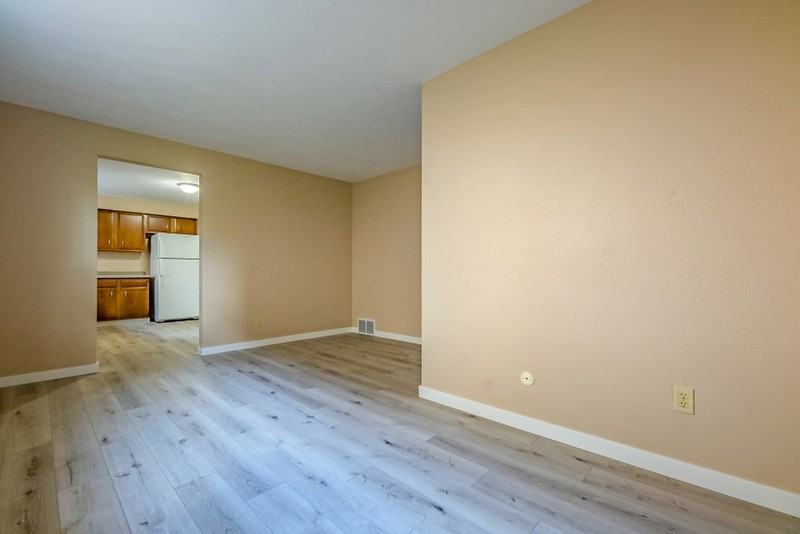 1103 E Samuel Ave - Photo 3 of 16