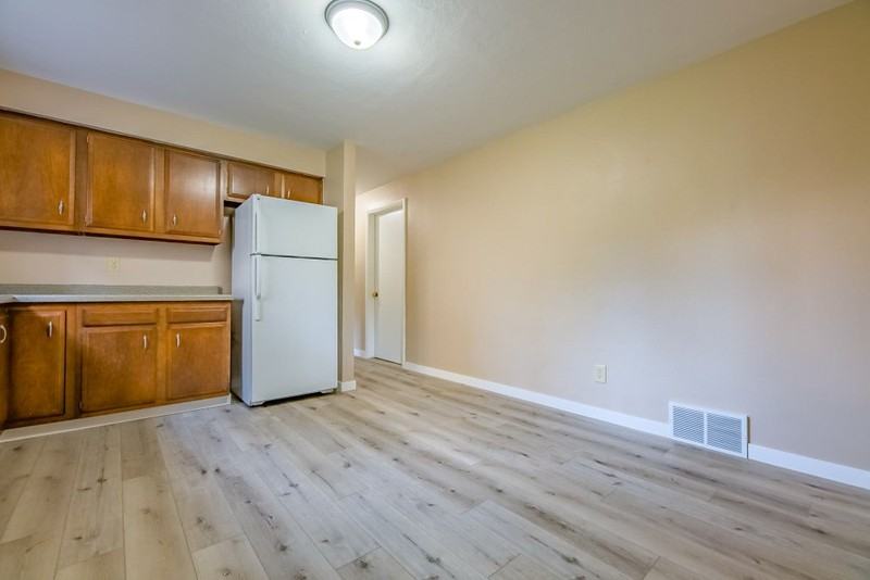 1103 E Samuel Ave - Photo 7 of 16