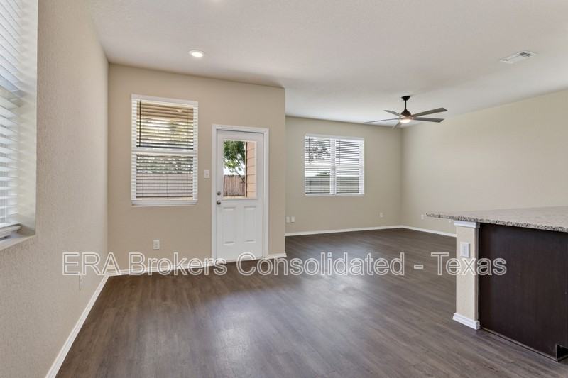 10610 Green Lake Dr - Photo 4 of 30