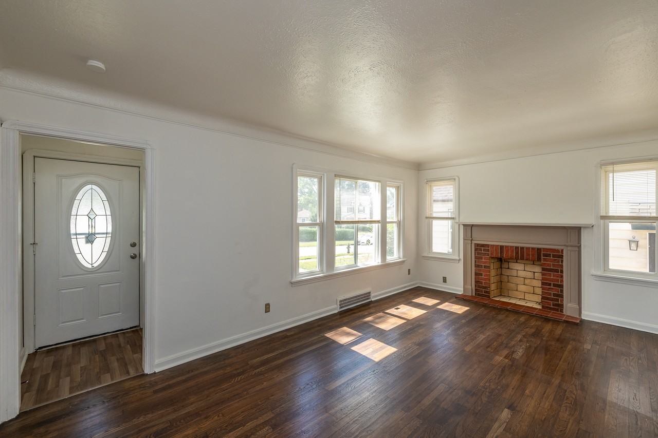4770 Burleigh Rd - Photo 4 of 19