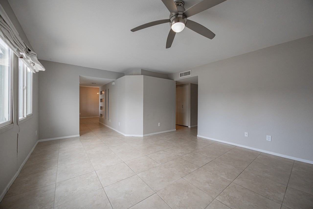 1218 E Carter Dr - Photo 4 of 30
