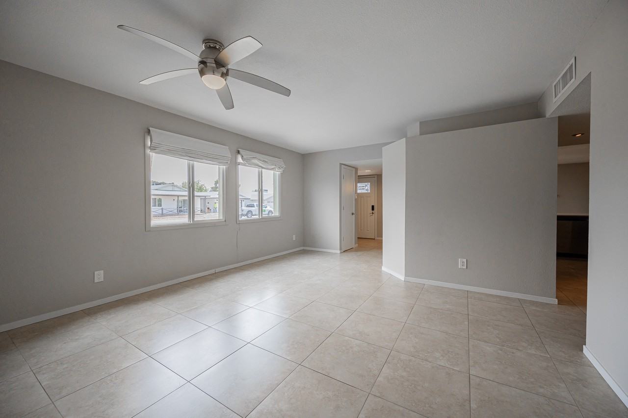 1218 E Carter Dr - Photo 5 of 30