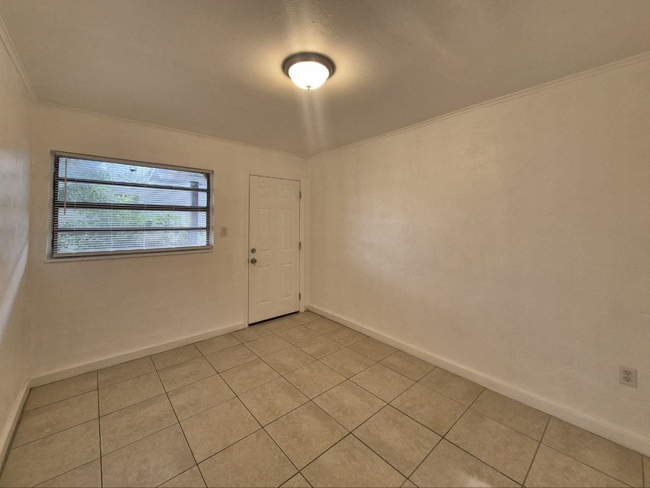 1726 W Chestnut St #B - Photo 3 of 20